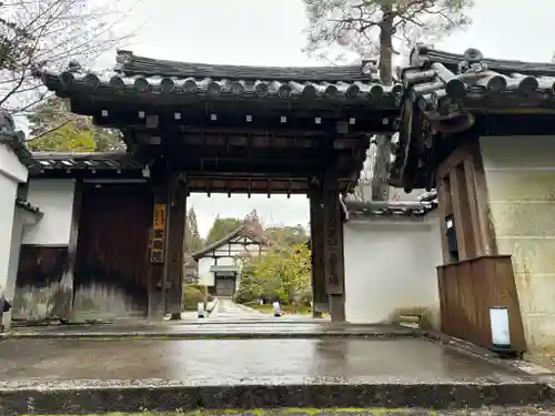 雲龍院の山門