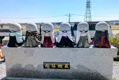 埼玉厄除け開運大師・龍泉寺（切り絵御朱印発祥の寺）の{uncategorized: "未分類", other: "その他", undefined: "問題あり", building: "その他建物", grave: "お墓", sacred_gate: "鳥居", guardian: "狛犬", statue: "像", buddha: "仏像", history: "歴史", nature: "自然", garden: "庭園", animal: "動物", pagoda: "塔", temizu: "手水舎", mountain_gate: "山門・神門", sanctuary: "本殿・本堂", subordinate: "末社・摂社", art: "芸術", scenery: "景色", jizo: "地蔵", ema: "絵馬", goshuin: "御朱印", omikuji: "おみくじ", items: "授与品その他", amulet: "お守り", goshuincho: "御朱印帳", eats: "食事", festival: "お祭り", votive_dance: "神楽", shichigosan: "七五三参", wedding: "結婚式", experience: "体験その他", initially: "初詣", around: "周辺", anti_infection: "感染症対策"}