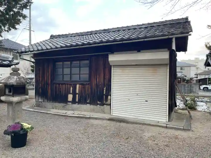 泊瀬部神社の{uncategorized: "未分類", other: "その他", undefined: "問題あり", building: "その他建物", grave: "お墓", sacred_gate: "鳥居", guardian: "狛犬", statue: "像", buddha: "仏像", history: "歴史", nature: "自然", garden: "庭園", animal: "動物", pagoda: "塔", temizu: "手水舎", mountain_gate: "山門・神門", sanctuary: "本殿・本堂", subordinate: "末社・摂社", art: "芸術", scenery: "景色", jizo: "地蔵", ema: "絵馬", goshuin: "御朱印", omikuji: "おみくじ", items: "授与品その他", amulet: "お守り", goshuincho: "御朱印帳", eats: "食事", festival: "お祭り", votive_dance: "神楽", shichigosan: "七五三参", wedding: "結婚式", experience: "体験その他", initially: "初詣", around: "周辺", anti_infection: "感染症対策"}