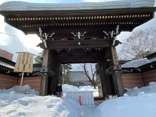 真宗大谷派札幌別院の山門