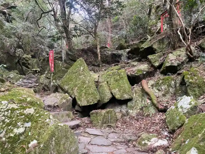 大本山七宝瀧寺の{uncategorized: "未分類", other: "その他", undefined: "問題あり", building: "その他建物", grave: "お墓", sacred_gate: "鳥居", guardian: "狛犬", statue: "像", buddha: "仏像", history: "歴史", nature: "自然", garden: "庭園", animal: "動物", pagoda: "塔", temizu: "手水舎", mountain_gate: "山門・神門", sanctuary: "本殿・本堂", subordinate: "末社・摂社", art: "芸術", scenery: "景色", jizo: "地蔵", ema: "絵馬", goshuin: "御朱印", omikuji: "おみくじ", items: "授与品その他", amulet: "お守り", goshuincho: "御朱印帳", eats: "食事", festival: "お祭り", votive_dance: "神楽", shichigosan: "七五三参", wedding: "結婚式", experience: "体験その他", initially: "初詣", around: "周辺", anti_infection: "感染症対策"}