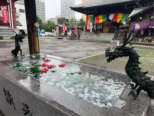 成田山札幌別院新栄寺の手水舎