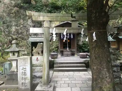 銭洗弁財天宇賀福神社の末社・摂社