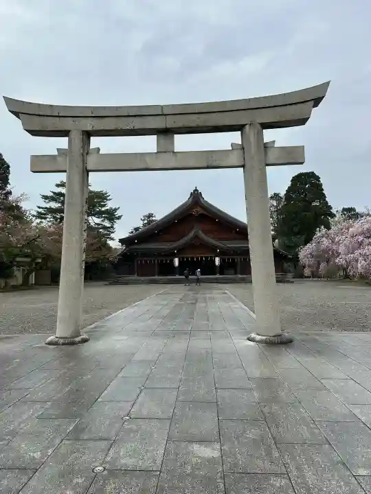 富山縣護國神社の{uncategorized: "未分類", other: "その他", undefined: "問題あり", building: "その他建物", grave: "お墓", sacred_gate: "鳥居", guardian: "狛犬", statue: "像", buddha: "仏像", history: "歴史", nature: "自然", garden: "庭園", animal: "動物", pagoda: "塔", temizu: "手水舎", mountain_gate: "山門・神門", sanctuary: "本殿・本堂", subordinate: "末社・摂社", art: "芸術", scenery: "景色", jizo: "地蔵", ema: "絵馬", goshuin: "御朱印", omikuji: "おみくじ", items: "授与品その他", amulet: "お守り", goshuincho: "御朱印帳", eats: "食事", festival: "お祭り", votive_dance: "神楽", shichigosan: "七五三参", wedding: "結婚式", experience: "体験その他", initially: "初詣", around: "周辺", anti_infection: "感染症対策"}