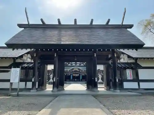 秋田県護國神社の山門