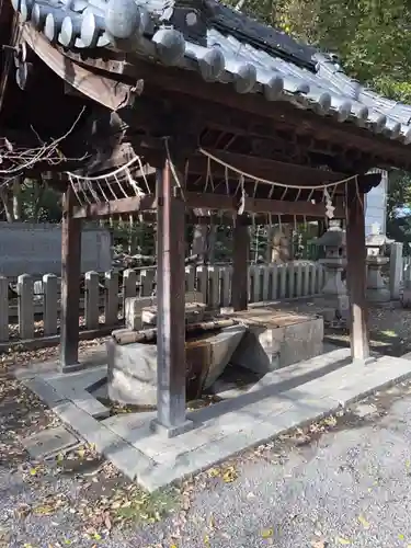 泉穴師神社の手水舎