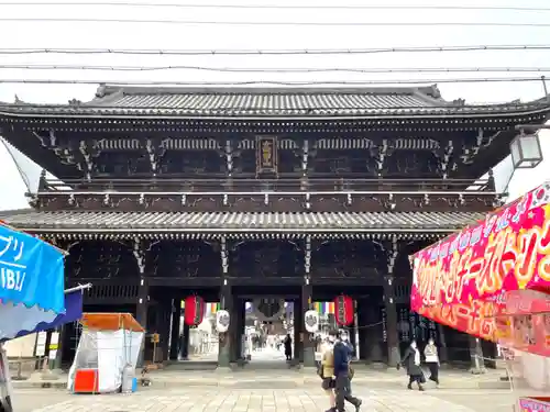 本山専修寺の山門