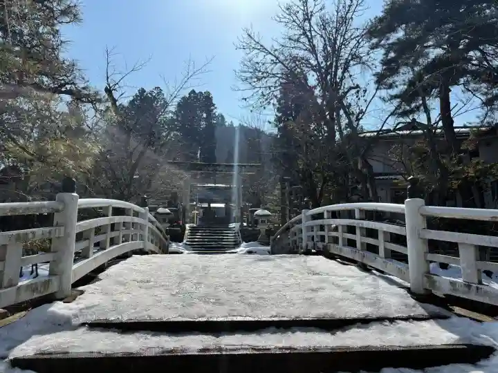 飛驒護國神社の{uncategorized: "未分類", other: "その他", undefined: "問題あり", building: "その他建物", grave: "お墓", sacred_gate: "鳥居", guardian: "狛犬", statue: "像", buddha: "仏像", history: "歴史", nature: "自然", garden: "庭園", animal: "動物", pagoda: "塔", temizu: "手水舎", mountain_gate: "山門・神門", sanctuary: "本殿・本堂", subordinate: "末社・摂社", art: "芸術", scenery: "景色", jizo: "地蔵", ema: "絵馬", goshuin: "御朱印", omikuji: "おみくじ", items: "授与品その他", amulet: "お守り", goshuincho: "御朱印帳", eats: "食事", festival: "お祭り", votive_dance: "神楽", shichigosan: "七五三参", wedding: "結婚式", experience: "体験その他", initially: "初詣", around: "周辺", anti_infection: "感染症対策"}