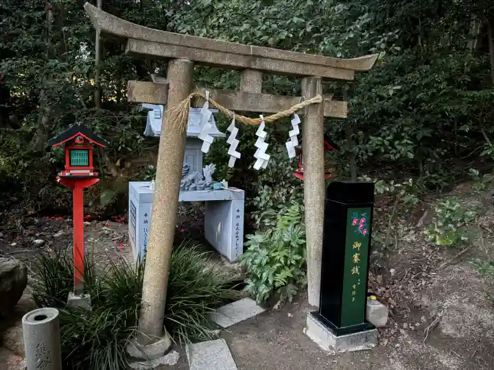 越木岩神社の{uncategorized: "未分類", other: "その他", undefined: "問題あり", building: "その他建物", grave: "お墓", sacred_gate: "鳥居", guardian: "狛犬", statue: "像", buddha: "仏像", history: "歴史", nature: "自然", garden: "庭園", animal: "動物", pagoda: "塔", temizu: "手水舎", mountain_gate: "山門・神門", sanctuary: "本殿・本堂", subordinate: "末社・摂社", art: "芸術", scenery: "景色", jizo: "地蔵", ema: "絵馬", goshuin: "御朱印", omikuji: "おみくじ", items: "授与品その他", amulet: "お守り", goshuincho: "御朱印帳", eats: "食事", festival: "お祭り", votive_dance: "神楽", shichigosan: "七五三参", wedding: "結婚式", experience: "体験その他", initially: "初詣", around: "周辺", anti_infection: "感染症対策"}
