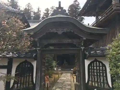 誕生寺の山門