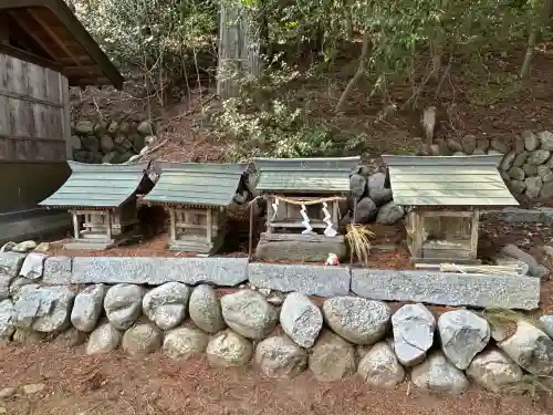 本郷神社の{uncategorized: "未分類", other: "その他", undefined: "問題あり", building: "その他建物", grave: "お墓", sacred_gate: "鳥居", guardian: "狛犬", statue: "像", buddha: "仏像", history: "歴史", nature: "自然", garden: "庭園", animal: "動物", pagoda: "塔", temizu: "手水舎", mountain_gate: "山門・神門", sanctuary: "本殿・本堂", subordinate: "末社・摂社", art: "芸術", scenery: "景色", jizo: "地蔵", ema: "絵馬", goshuin: "御朱印", omikuji: "おみくじ", items: "授与品その他", amulet: "お守り", goshuincho: "御朱印帳", eats: "食事", festival: "お祭り", votive_dance: "神楽", shichigosan: "七五三参", wedding: "結婚式", experience: "体験その他", initially: "初詣", around: "周辺", anti_infection: "感染症対策"}