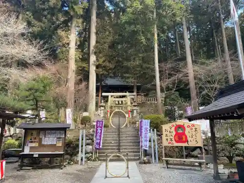 日光大室高龗神社の{uncategorized: "未分類", other: "その他", undefined: "問題あり", building: "その他建物", grave: "お墓", sacred_gate: "鳥居", guardian: "狛犬", statue: "像", buddha: "仏像", history: "歴史", nature: "自然", garden: "庭園", animal: "動物", pagoda: "塔", temizu: "手水舎", mountain_gate: "山門・神門", sanctuary: "本殿・本堂", subordinate: "末社・摂社", art: "芸術", scenery: "景色", jizo: "地蔵", ema: "絵馬", goshuin: "御朱印", omikuji: "おみくじ", items: "授与品その他", amulet: "お守り", goshuincho: "御朱印帳", eats: "食事", festival: "お祭り", votive_dance: "神楽", shichigosan: "七五三参", wedding: "結婚式", experience: "体験その他", initially: "初詣", around: "周辺", anti_infection: "感染症対策"}