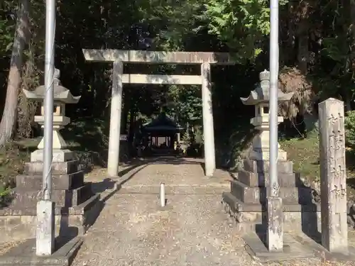 神明・白山社相殿の鳥居