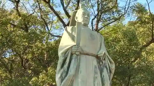 照國神社の像