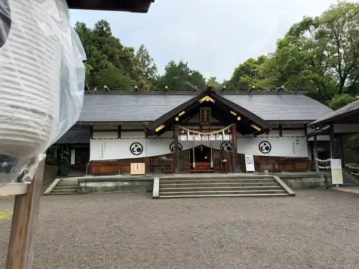 足羽神社の{uncategorized: "未分類", other: "その他", undefined: "問題あり", building: "その他建物", grave: "お墓", sacred_gate: "鳥居", guardian: "狛犬", statue: "像", buddha: "仏像", history: "歴史", nature: "自然", garden: "庭園", animal: "動物", pagoda: "塔", temizu: "手水舎", mountain_gate: "山門・神門", sanctuary: "本殿・本堂", subordinate: "末社・摂社", art: "芸術", scenery: "景色", jizo: "地蔵", ema: "絵馬", goshuin: "御朱印", omikuji: "おみくじ", items: "授与品その他", amulet: "お守り", goshuincho: "御朱印帳", eats: "食事", festival: "お祭り", votive_dance: "神楽", shichigosan: "七五三参", wedding: "結婚式", experience: "体験その他", initially: "初詣", around: "周辺", anti_infection: "感染症対策"}
