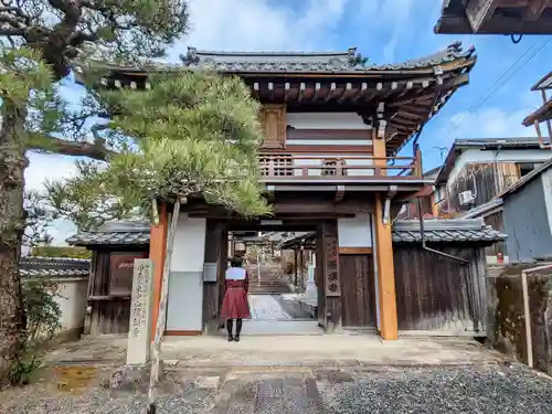 隆讃寺の山門