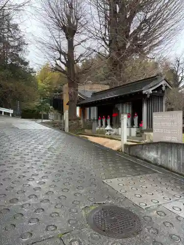八幡山観音寺の{uncategorized: "未分類", other: "その他", undefined: "問題あり", building: "その他建物", grave: "お墓", sacred_gate: "鳥居", guardian: "狛犬", statue: "像", buddha: "仏像", history: "歴史", nature: "自然", garden: "庭園", animal: "動物", pagoda: "塔", temizu: "手水舎", mountain_gate: "山門・神門", sanctuary: "本殿・本堂", subordinate: "末社・摂社", art: "芸術", scenery: "景色", jizo: "地蔵", ema: "絵馬", goshuin: "御朱印", omikuji: "おみくじ", items: "授与品その他", amulet: "お守り", goshuincho: "御朱印帳", eats: "食事", festival: "お祭り", votive_dance: "神楽", shichigosan: "七五三参", wedding: "結婚式", experience: "体験その他", initially: "初詣", around: "周辺", anti_infection: "感染症対策"}