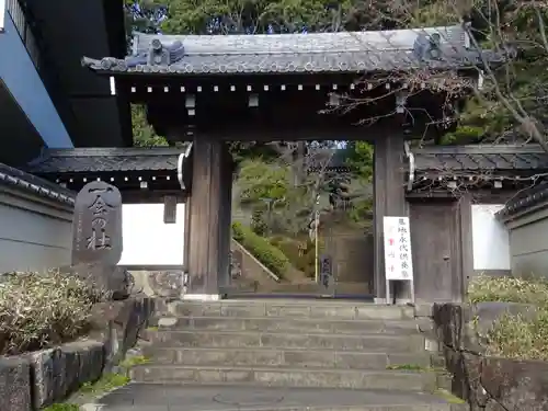 建功寺の山門