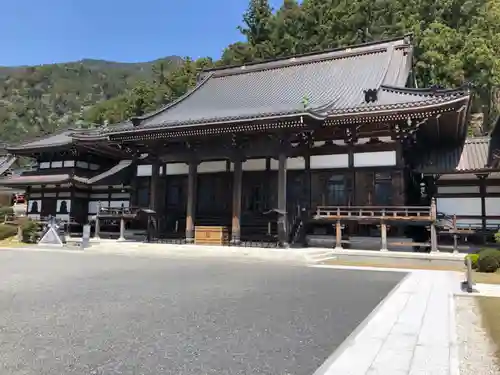 久遠寺の本殿