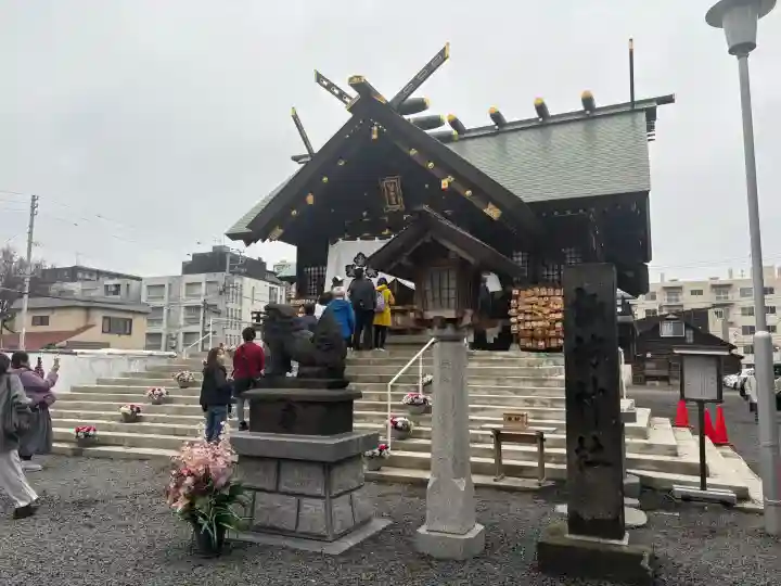 札幌諏訪神社の{uncategorized: "未分類", other: "その他", undefined: "問題あり", building: "その他建物", grave: "お墓", sacred_gate: "鳥居", guardian: "狛犬", statue: "像", buddha: "仏像", history: "歴史", nature: "自然", garden: "庭園", animal: "動物", pagoda: "塔", temizu: "手水舎", mountain_gate: "山門・神門", sanctuary: "本殿・本堂", subordinate: "末社・摂社", art: "芸術", scenery: "景色", jizo: "地蔵", ema: "絵馬", goshuin: "御朱印", omikuji: "おみくじ", items: "授与品その他", amulet: "お守り", goshuincho: "御朱印帳", eats: "食事", festival: "お祭り", votive_dance: "神楽", shichigosan: "七五三参", wedding: "結婚式", experience: "体験その他", initially: "初詣", around: "周辺", anti_infection: "感染症対策"}