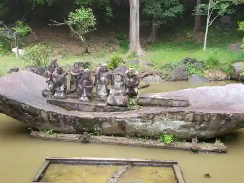 鶏足寺の庭園