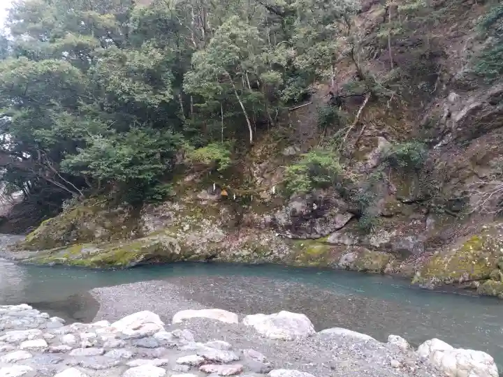 白石神社(若狭彦神社境外末社)の{uncategorized: "未分類", other: "その他", undefined: "問題あり", building: "その他建物", grave: "お墓", sacred_gate: "鳥居", guardian: "狛犬", statue: "像", buddha: "仏像", history: "歴史", nature: "自然", garden: "庭園", animal: "動物", pagoda: "塔", temizu: "手水舎", mountain_gate: "山門・神門", sanctuary: "本殿・本堂", subordinate: "末社・摂社", art: "芸術", scenery: "景色", jizo: "地蔵", ema: "絵馬", goshuin: "御朱印", omikuji: "おみくじ", items: "授与品その他", amulet: "お守り", goshuincho: "御朱印帳", eats: "食事", festival: "お祭り", votive_dance: "神楽", shichigosan: "七五三参", wedding: "結婚式", experience: "体験その他", initially: "初詣", around: "周辺", anti_infection: "感染症対策"}