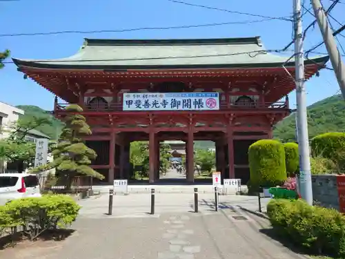 甲斐善光寺の山門