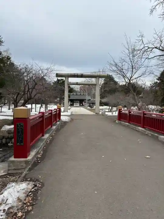 札幌護國神社の{uncategorized: "未分類", other: "その他", undefined: "問題あり", building: "その他建物", grave: "お墓", sacred_gate: "鳥居", guardian: "狛犬", statue: "像", buddha: "仏像", history: "歴史", nature: "自然", garden: "庭園", animal: "動物", pagoda: "塔", temizu: "手水舎", mountain_gate: "山門・神門", sanctuary: "本殿・本堂", subordinate: "末社・摂社", art: "芸術", scenery: "景色", jizo: "地蔵", ema: "絵馬", goshuin: "御朱印", omikuji: "おみくじ", items: "授与品その他", amulet: "お守り", goshuincho: "御朱印帳", eats: "食事", festival: "お祭り", votive_dance: "神楽", shichigosan: "七五三参", wedding: "結婚式", experience: "体験その他", initially: "初詣", around: "周辺", anti_infection: "感染症対策"}