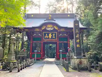 三峯神社の山門・神門