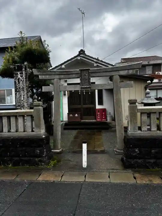 天神社の{uncategorized: "未分類", other: "その他", undefined: "問題あり", building: "その他建物", grave: "お墓", sacred_gate: "鳥居", guardian: "狛犬", statue: "像", buddha: "仏像", history: "歴史", nature: "自然", garden: "庭園", animal: "動物", pagoda: "塔", temizu: "手水舎", mountain_gate: "山門・神門", sanctuary: "本殿・本堂", subordinate: "末社・摂社", art: "芸術", scenery: "景色", jizo: "地蔵", ema: "絵馬", goshuin: "御朱印", omikuji: "おみくじ", items: "授与品その他", amulet: "お守り", goshuincho: "御朱印帳", eats: "食事", festival: "お祭り", votive_dance: "神楽", shichigosan: "七五三参", wedding: "結婚式", experience: "体験その他", initially: "初詣", around: "周辺", anti_infection: "感染症対策"}