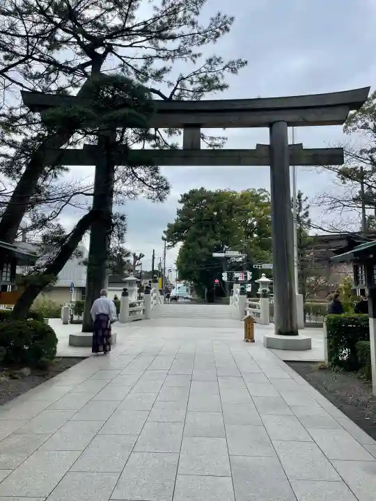 寒川神社の{uncategorized: "未分類", other: "その他", undefined: "問題あり", building: "その他建物", grave: "お墓", sacred_gate: "鳥居", guardian: "狛犬", statue: "像", buddha: "仏像", history: "歴史", nature: "自然", garden: "庭園", animal: "動物", pagoda: "塔", temizu: "手水舎", mountain_gate: "山門・神門", sanctuary: "本殿・本堂", subordinate: "末社・摂社", art: "芸術", scenery: "景色", jizo: "地蔵", ema: "絵馬", goshuin: "御朱印", omikuji: "おみくじ", items: "授与品その他", amulet: "お守り", goshuincho: "御朱印帳", eats: "食事", festival: "お祭り", votive_dance: "神楽", shichigosan: "七五三参", wedding: "結婚式", experience: "体験その他", initially: "初詣", around: "周辺", anti_infection: "感染症対策"}