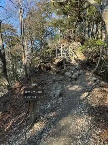 三峯神社奥宮の{uncategorized: "未分類", other: "その他", undefined: "問題あり", building: "その他建物", grave: "お墓", sacred_gate: "鳥居", guardian: "狛犬", statue: "像", buddha: "仏像", history: "歴史", nature: "自然", garden: "庭園", animal: "動物", pagoda: "塔", temizu: "手水舎", mountain_gate: "山門・神門", sanctuary: "本殿・本堂", subordinate: "末社・摂社", art: "芸術", scenery: "景色", jizo: "地蔵", ema: "絵馬", goshuin: "御朱印", omikuji: "おみくじ", items: "授与品その他", amulet: "お守り", goshuincho: "御朱印帳", eats: "食事", festival: "お祭り", votive_dance: "神楽", shichigosan: "七五三参", wedding: "結婚式", experience: "体験その他", initially: "初詣", around: "周辺", anti_infection: "感染症対策"}