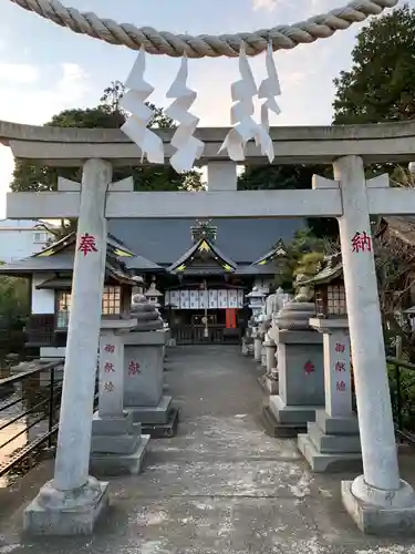 白蛇辨財天の鳥居