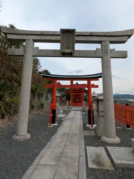 義照稲荷神社・稲荷命婦元宮(建勲神社末社)の{uncategorized: "未分類", other: "その他", undefined: "問題あり", building: "その他建物", grave: "お墓", sacred_gate: "鳥居", guardian: "狛犬", statue: "像", buddha: "仏像", history: "歴史", nature: "自然", garden: "庭園", animal: "動物", pagoda: "塔", temizu: "手水舎", mountain_gate: "山門・神門", sanctuary: "本殿・本堂", subordinate: "末社・摂社", art: "芸術", scenery: "景色", jizo: "地蔵", ema: "絵馬", goshuin: "御朱印", omikuji: "おみくじ", items: "授与品その他", amulet: "お守り", goshuincho: "御朱印帳", eats: "食事", festival: "お祭り", votive_dance: "神楽", shichigosan: "七五三参", wedding: "結婚式", experience: "体験その他", initially: "初詣", around: "周辺", anti_infection: "感染症対策"}
