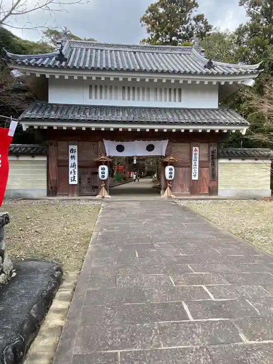 目の霊山 油山寺の山門・神門