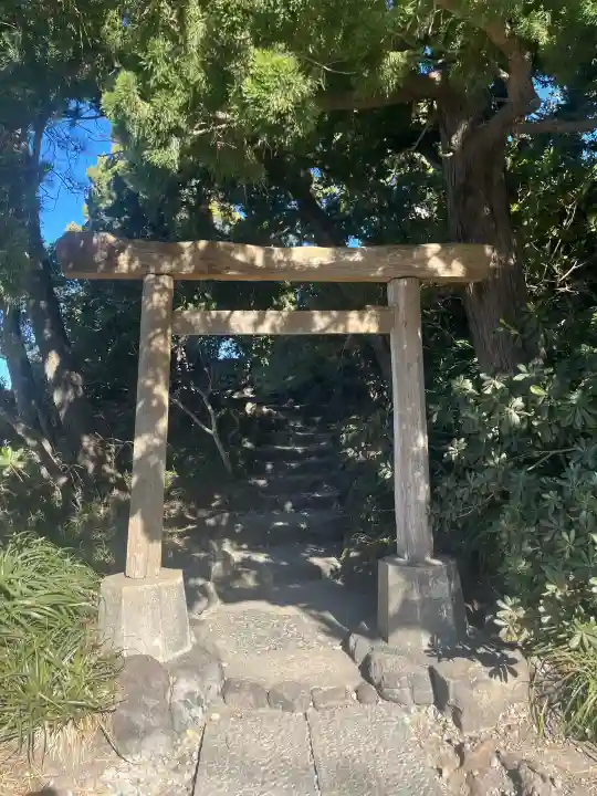 森戸大明神(森戸神社)の{uncategorized: "未分類", other: "その他", undefined: "問題あり", building: "その他建物", grave: "お墓", sacred_gate: "鳥居", guardian: "狛犬", statue: "像", buddha: "仏像", history: "歴史", nature: "自然", garden: "庭園", animal: "動物", pagoda: "塔", temizu: "手水舎", mountain_gate: "山門・神門", sanctuary: "本殿・本堂", subordinate: "末社・摂社", art: "芸術", scenery: "景色", jizo: "地蔵", ema: "絵馬", goshuin: "御朱印", omikuji: "おみくじ", items: "授与品その他", amulet: "お守り", goshuincho: "御朱印帳", eats: "食事", festival: "お祭り", votive_dance: "神楽", shichigosan: "七五三参", wedding: "結婚式", experience: "体験その他", initially: "初詣", around: "周辺", anti_infection: "感染症対策"}
