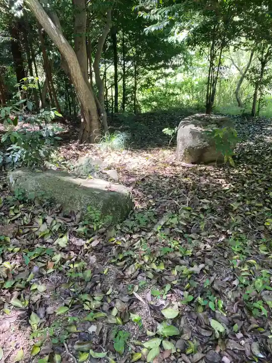 向日神社の{uncategorized: "未分類", other: "その他", undefined: "問題あり", building: "その他建物", grave: "お墓", sacred_gate: "鳥居", guardian: "狛犬", statue: "像", buddha: "仏像", history: "歴史", nature: "自然", garden: "庭園", animal: "動物", pagoda: "塔", temizu: "手水舎", mountain_gate: "山門・神門", sanctuary: "本殿・本堂", subordinate: "末社・摂社", art: "芸術", scenery: "景色", jizo: "地蔵", ema: "絵馬", goshuin: "御朱印", omikuji: "おみくじ", items: "授与品その他", amulet: "お守り", goshuincho: "御朱印帳", eats: "食事", festival: "お祭り", votive_dance: "神楽", shichigosan: "七五三参", wedding: "結婚式", experience: "体験その他", initially: "初詣", around: "周辺", anti_infection: "感染症対策"}