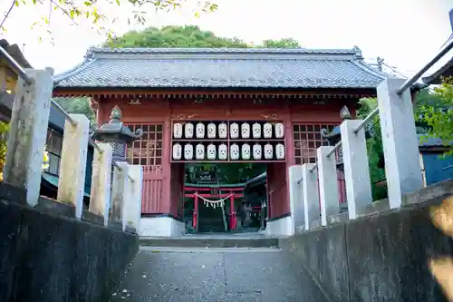 山名八幡宮の山門