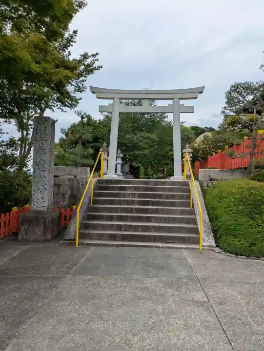 建勲神社の{uncategorized: "未分類", other: "その他", undefined: "問題あり", building: "その他建物", grave: "お墓", sacred_gate: "鳥居", guardian: "狛犬", statue: "像", buddha: "仏像", history: "歴史", nature: "自然", garden: "庭園", animal: "動物", pagoda: "塔", temizu: "手水舎", mountain_gate: "山門・神門", sanctuary: "本殿・本堂", subordinate: "末社・摂社", art: "芸術", scenery: "景色", jizo: "地蔵", ema: "絵馬", goshuin: "御朱印", omikuji: "おみくじ", items: "授与品その他", amulet: "お守り", goshuincho: "御朱印帳", eats: "食事", festival: "お祭り", votive_dance: "神楽", shichigosan: "七五三参", wedding: "結婚式", experience: "体験その他", initially: "初詣", around: "周辺", anti_infection: "感染症対策"}