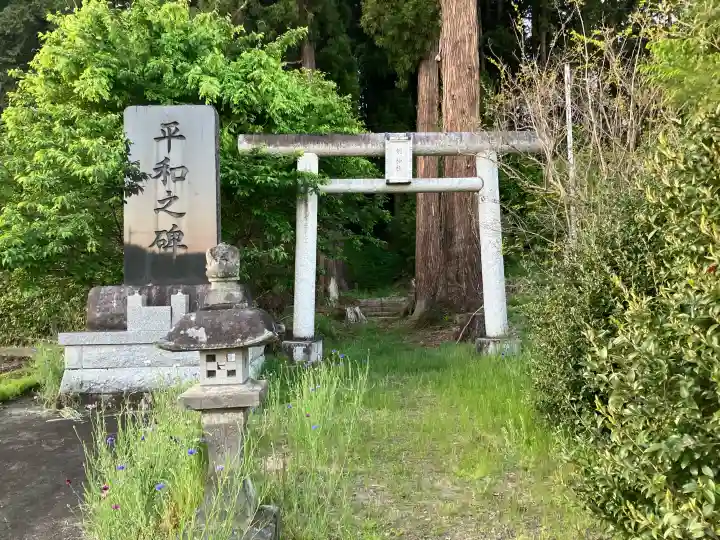 剱神社の{uncategorized: "未分類", other: "その他", undefined: "問題あり", building: "その他建物", grave: "お墓", sacred_gate: "鳥居", guardian: "狛犬", statue: "像", buddha: "仏像", history: "歴史", nature: "自然", garden: "庭園", animal: "動物", pagoda: "塔", temizu: "手水舎", mountain_gate: "山門・神門", sanctuary: "本殿・本堂", subordinate: "末社・摂社", art: "芸術", scenery: "景色", jizo: "地蔵", ema: "絵馬", goshuin: "御朱印", omikuji: "おみくじ", items: "授与品その他", amulet: "お守り", goshuincho: "御朱印帳", eats: "食事", festival: "お祭り", votive_dance: "神楽", shichigosan: "七五三参", wedding: "結婚式", experience: "体験その他", initially: "初詣", around: "周辺", anti_infection: "感染症対策"}
