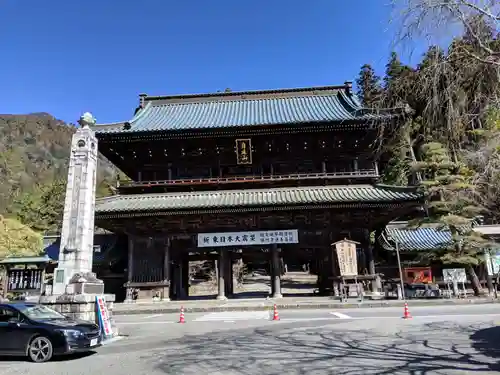 久遠寺の山門