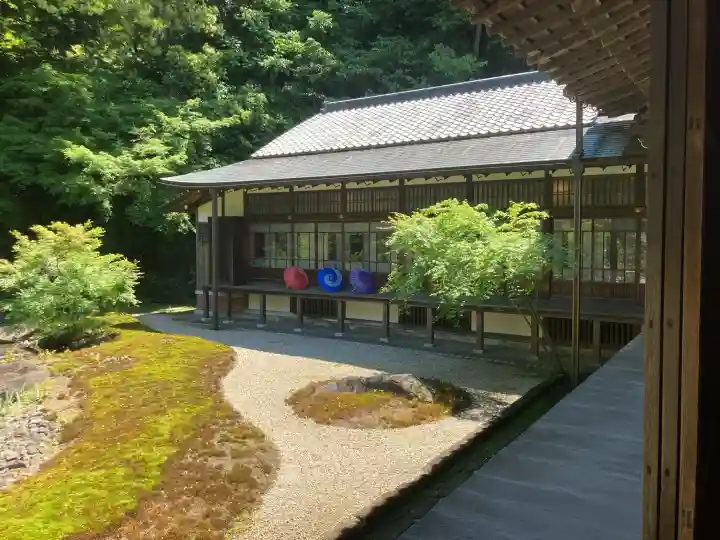 円覚寺の{uncategorized: "未分類", other: "その他", undefined: "問題あり", building: "その他建物", grave: "お墓", sacred_gate: "鳥居", guardian: "狛犬", statue: "像", buddha: "仏像", history: "歴史", nature: "自然", garden: "庭園", animal: "動物", pagoda: "塔", temizu: "手水舎", mountain_gate: "山門・神門", sanctuary: "本殿・本堂", subordinate: "末社・摂社", art: "芸術", scenery: "景色", jizo: "地蔵", ema: "絵馬", goshuin: "御朱印", omikuji: "おみくじ", items: "授与品その他", amulet: "お守り", goshuincho: "御朱印帳", eats: "食事", festival: "お祭り", votive_dance: "神楽", shichigosan: "七五三参", wedding: "結婚式", experience: "体験その他", initially: "初詣", around: "周辺", anti_infection: "感染症対策"}