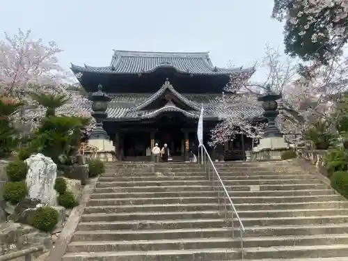 粉河寺の{uncategorized: "未分類", other: "その他", undefined: "問題あり", building: "その他建物", grave: "お墓", sacred_gate: "鳥居", guardian: "狛犬", statue: "像", buddha: "仏像", history: "歴史", nature: "自然", garden: "庭園", animal: "動物", pagoda: "塔", temizu: "手水舎", mountain_gate: "山門・神門", sanctuary: "本殿・本堂", subordinate: "末社・摂社", art: "芸術", scenery: "景色", jizo: "地蔵", ema: "絵馬", goshuin: "御朱印", omikuji: "おみくじ", items: "授与品その他", amulet: "お守り", goshuincho: "御朱印帳", eats: "食事", festival: "お祭り", votive_dance: "神楽", shichigosan: "七五三参", wedding: "結婚式", experience: "体験その他", initially: "初詣", around: "周辺", anti_infection: "感染症対策"}
