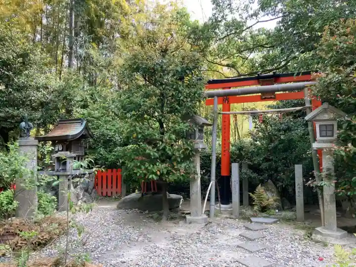 伏見稲荷大社の{uncategorized: "未分類", other: "その他", undefined: "問題あり", building: "その他建物", grave: "お墓", sacred_gate: "鳥居", guardian: "狛犬", statue: "像", buddha: "仏像", history: "歴史", nature: "自然", garden: "庭園", animal: "動物", pagoda: "塔", temizu: "手水舎", mountain_gate: "山門・神門", sanctuary: "本殿・本堂", subordinate: "末社・摂社", art: "芸術", scenery: "景色", jizo: "地蔵", ema: "絵馬", goshuin: "御朱印", omikuji: "おみくじ", items: "授与品その他", amulet: "お守り", goshuincho: "御朱印帳", eats: "食事", festival: "お祭り", votive_dance: "神楽", shichigosan: "七五三参", wedding: "結婚式", experience: "体験その他", initially: "初詣", around: "周辺", anti_infection: "感染症対策"}