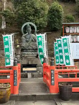 金剛宝寺（紀三井寺）の{uncategorized: "未分類", other: "その他", undefined: "問題あり", building: "その他建物", grave: "お墓", sacred_gate: "鳥居", guardian: "狛犬", statue: "像", buddha: "仏像", history: "歴史", nature: "自然", garden: "庭園", animal: "動物", pagoda: "塔", temizu: "手水舎", mountain_gate: "山門・神門", sanctuary: "本殿・本堂", subordinate: "末社・摂社", art: "芸術", scenery: "景色", jizo: "地蔵", ema: "絵馬", goshuin: "御朱印", omikuji: "おみくじ", items: "授与品その他", amulet: "お守り", goshuincho: "御朱印帳", eats: "食事", festival: "お祭り", votive_dance: "神楽", shichigosan: "七五三参", wedding: "結婚式", experience: "体験その他", initially: "初詣", around: "周辺", anti_infection: "感染症対策"}