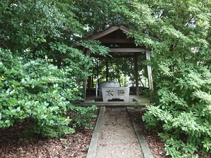 神明社の手水舎