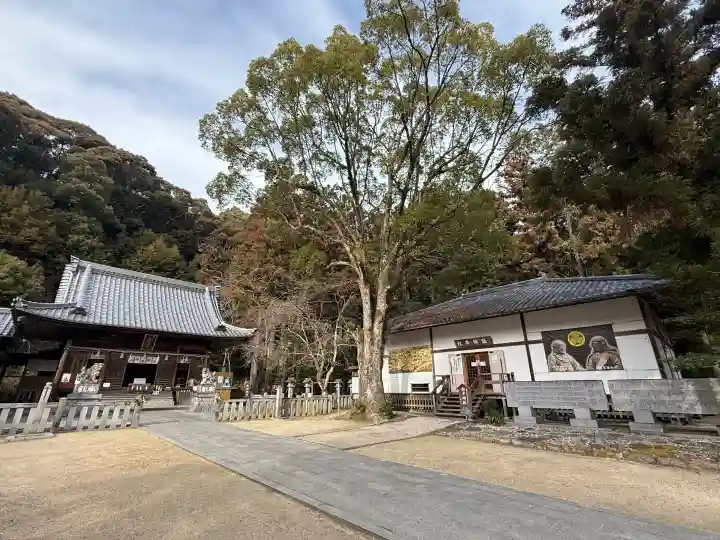 八幡神社松平東照宮の{uncategorized: "未分類", other: "その他", undefined: "問題あり", building: "その他建物", grave: "お墓", sacred_gate: "鳥居", guardian: "狛犬", statue: "像", buddha: "仏像", history: "歴史", nature: "自然", garden: "庭園", animal: "動物", pagoda: "塔", temizu: "手水舎", mountain_gate: "山門・神門", sanctuary: "本殿・本堂", subordinate: "末社・摂社", art: "芸術", scenery: "景色", jizo: "地蔵", ema: "絵馬", goshuin: "御朱印", omikuji: "おみくじ", items: "授与品その他", amulet: "お守り", goshuincho: "御朱印帳", eats: "食事", festival: "お祭り", votive_dance: "神楽", shichigosan: "七五三参", wedding: "結婚式", experience: "体験その他", initially: "初詣", around: "周辺", anti_infection: "感染症対策"}