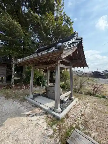 六所神社の{uncategorized: "未分類", other: "その他", undefined: "問題あり", building: "その他建物", grave: "お墓", sacred_gate: "鳥居", guardian: "狛犬", statue: "像", buddha: "仏像", history: "歴史", nature: "自然", garden: "庭園", animal: "動物", pagoda: "塔", temizu: "手水舎", mountain_gate: "山門・神門", sanctuary: "本殿・本堂", subordinate: "末社・摂社", art: "芸術", scenery: "景色", jizo: "地蔵", ema: "絵馬", goshuin: "御朱印", omikuji: "おみくじ", items: "授与品その他", amulet: "お守り", goshuincho: "御朱印帳", eats: "食事", festival: "お祭り", votive_dance: "神楽", shichigosan: "七五三参", wedding: "結婚式", experience: "体験その他", initially: "初詣", around: "周辺", anti_infection: "感染症対策"}