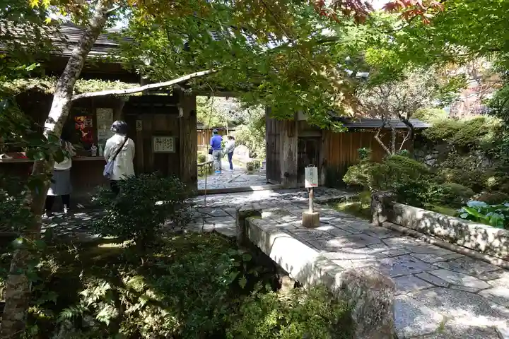宝泉院の山門・神門