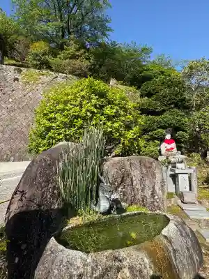 青岸渡寺の{uncategorized: "未分類", other: "その他", undefined: "問題あり", building: "その他建物", grave: "お墓", sacred_gate: "鳥居", guardian: "狛犬", statue: "像", buddha: "仏像", history: "歴史", nature: "自然", garden: "庭園", animal: "動物", pagoda: "塔", temizu: "手水舎", mountain_gate: "山門・神門", sanctuary: "本殿・本堂", subordinate: "末社・摂社", art: "芸術", scenery: "景色", jizo: "地蔵", ema: "絵馬", goshuin: "御朱印", omikuji: "おみくじ", items: "授与品その他", amulet: "お守り", goshuincho: "御朱印帳", eats: "食事", festival: "お祭り", votive_dance: "神楽", shichigosan: "七五三参", wedding: "結婚式", experience: "体験その他", initially: "初詣", around: "周辺", anti_infection: "感染症対策"}